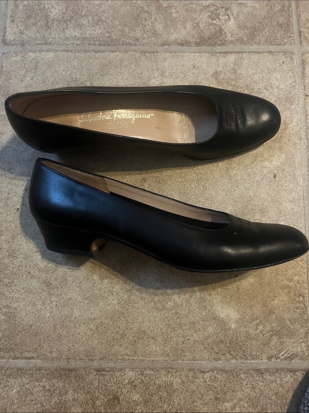 Salvatore Ferragamo Classic Black Leather Round-Toe Pumps Minimalist Luxury 7.5A - Picture 4 of 8